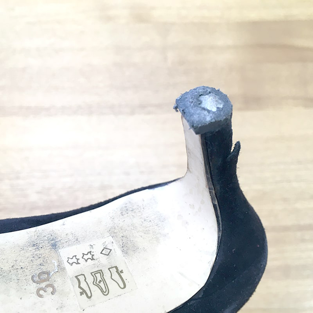 東京の工房で行う、パンプスのヒール修理ビフォーアフター。革靴を愛用する初心者が困りやすい、削れたリフトを綺麗に交換した様子です。大切な一足を長く履き続けるための、職人による細やかなメンテナンスの記録です。