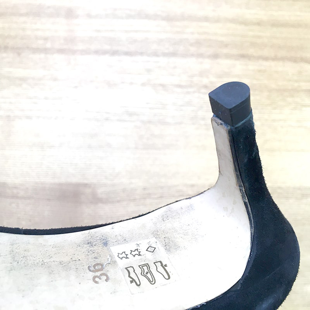 東京の工房で行う、パンプスのヒール修理ビフォーアフター。革靴を愛用する初心者が困りやすい、削れたリフトを綺麗に交換した様子です。大切な一足を長く履き続けるための、職人による細やかなメンテナンスの記録です。