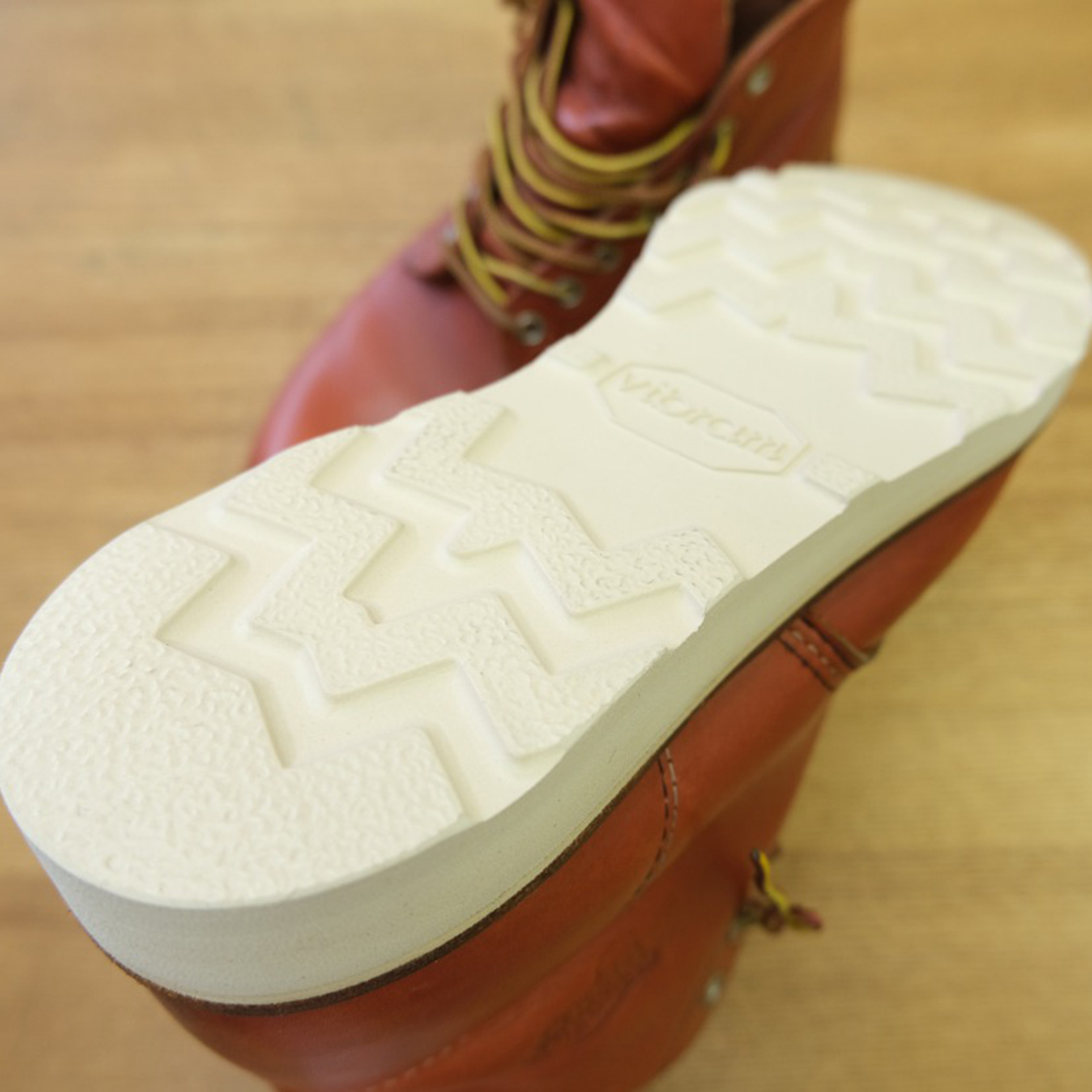 東京の工房でのオールソール修理。革靴初心者が長く履き続けて薄くなった靴底を、新品同様に交換した前後です。ビブラムソール等を使用し、穴の開いた本底をリフレッシュ。お気に入りの一足を諦めず、再び履けるようにする大規模メンテナンスです。