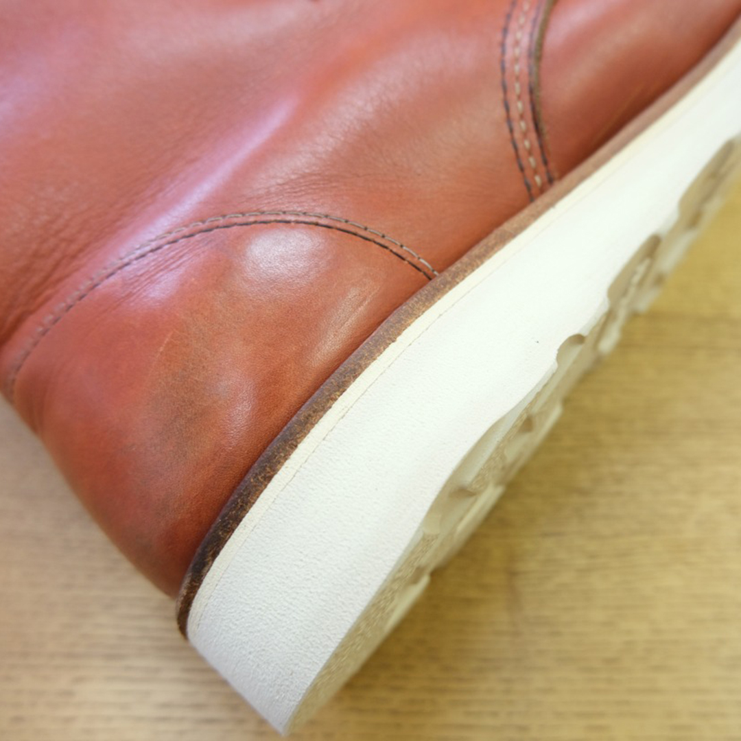 東京の工房でのオールソール修理。革靴初心者が長く履き続けて薄くなった靴底を、新品同様に交換した前後です。ビブラムソール等を使用し、穴の開いた本底をリフレッシュ。お気に入りの一足を諦めず、再び履けるようにする大規模メンテナンスです。