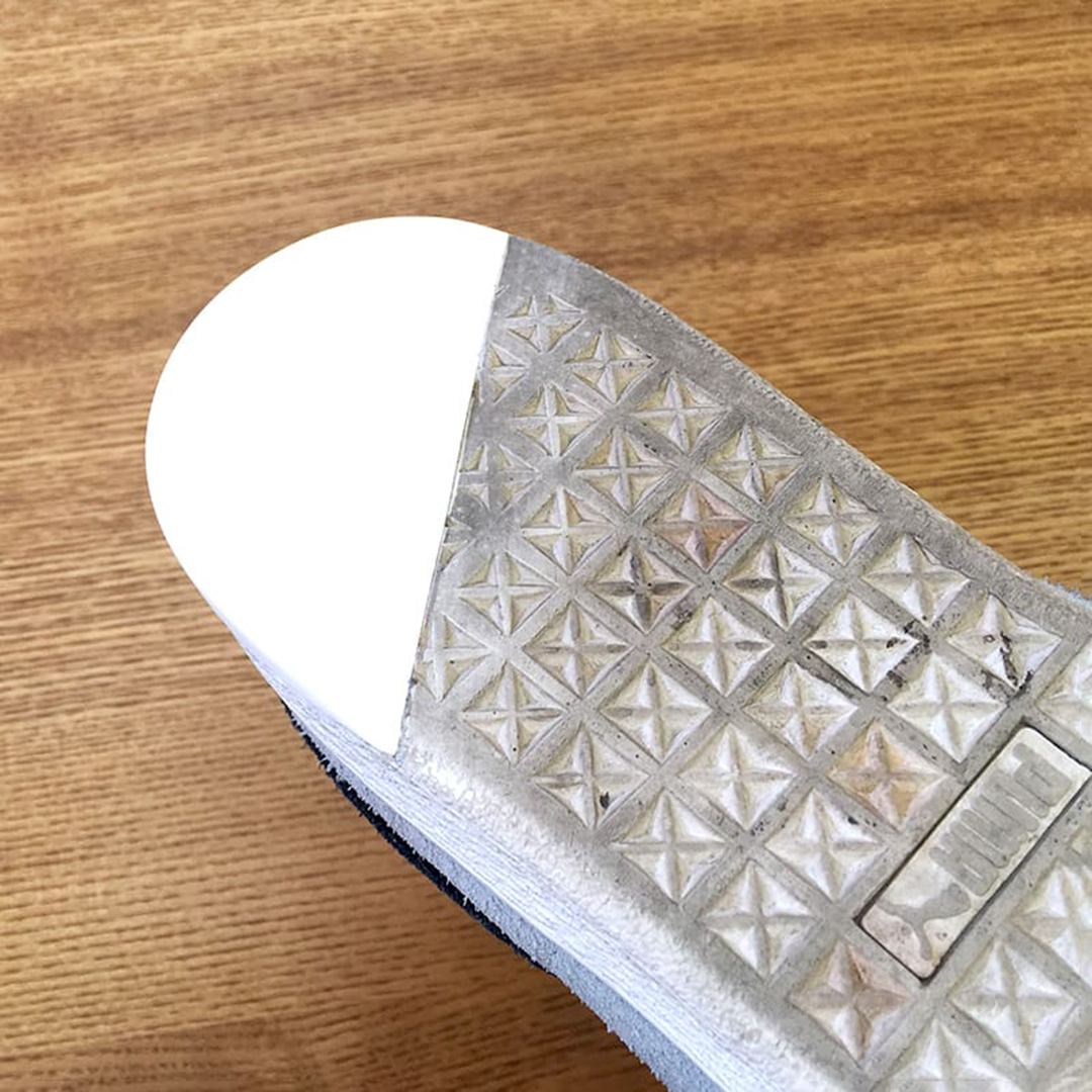 東京の工房で承る、革靴やスニーカーの様々な修理。初心者が困りやすい踵の内側の穴あきや糸切れを補修した前後です。靴幅の調整から踵の摩耗まで、あらゆるトラブルに職人が丁寧に対応。再び快適に歩けるようにする、頼れる修理風景です。