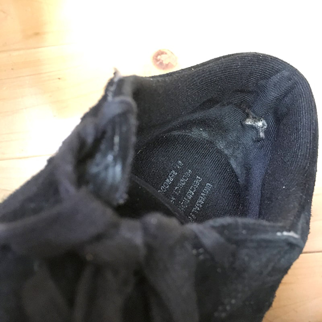 東京の工房で承る、革靴やスニーカーの様々な修理。初心者が困りやすい踵の内側の穴あきや糸切れを補修した前後です。靴幅の調整から踵の摩耗まで、あらゆるトラブルに職人が丁寧に対応。再び快適に歩けるようにする、頼れる修理風景です。