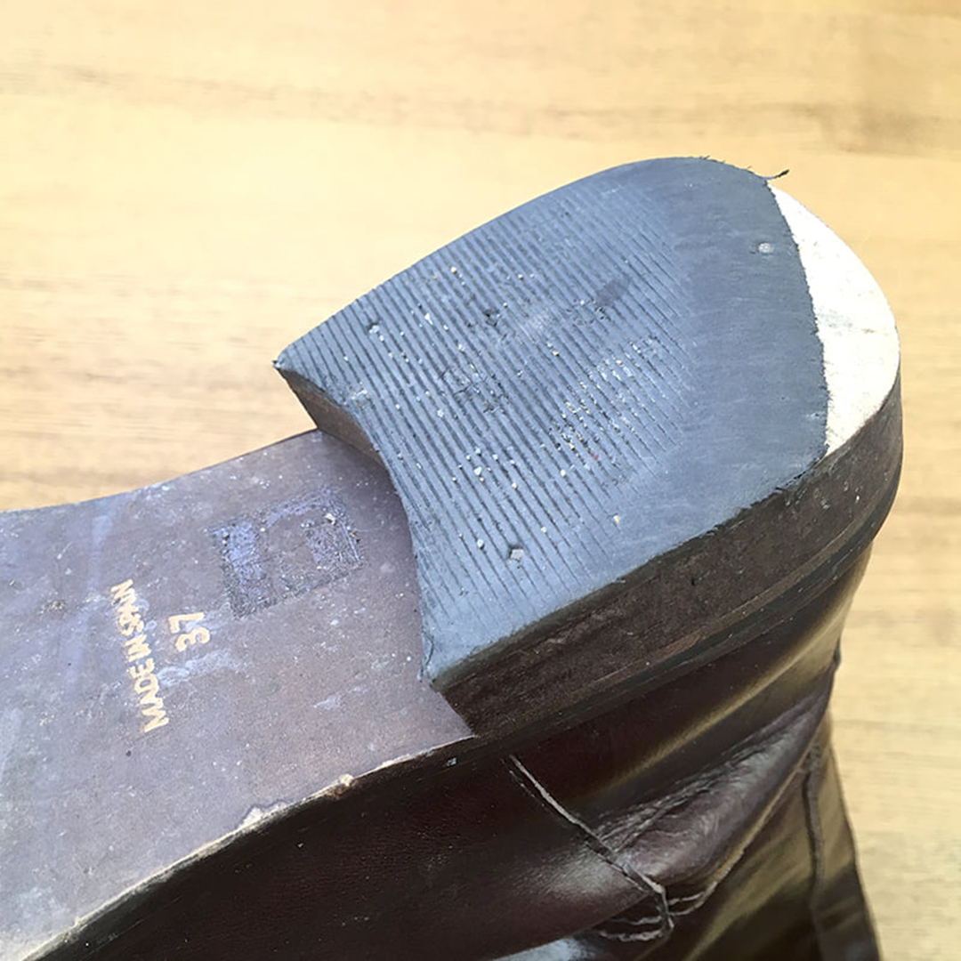 東京・荒川区の工房でのリフト交換。革靴初心者でも依頼しやすい、すり減ったヒールの修理前後です。ビブラムソールなどを使用し、元の厚みに近く復元。歩きやすさと耐久性を蘇らせ、愛着ある一足を再び快適に履けるようにする職人技です。