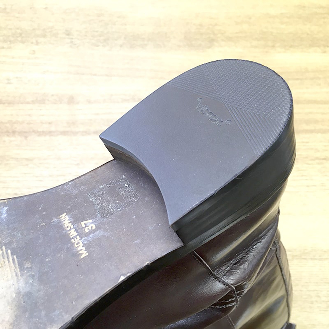 東京・荒川区の工房でのリフト交換。革靴初心者でも依頼しやすい、すり減ったヒールの修理前後です。ビブラムソールなどを使用し、元の厚みに近く復元。歩きやすさと耐久性を蘇らせ、愛着ある一足を再び快適に履けるようにする職人技です。