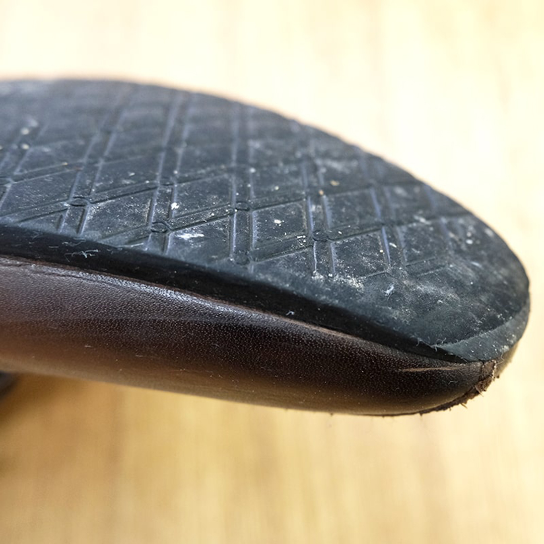 東京・荒川区の工房でのつま先補修。革靴初心者が悩みやすい、歩行で丸く削れたつま先を適切な材料で元の厚みに戻した前後です。美しいシルエットと耐久性を復元し、寿命を延ばすための、職人の細やかな修理技術が光る記録です。