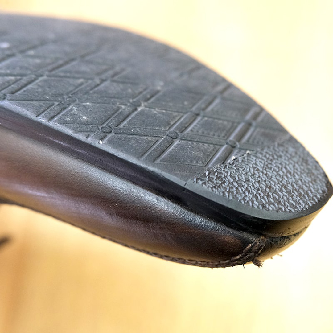 東京・荒川区の工房でのつま先補修。革靴初心者が悩みやすい、歩行で丸く削れたつま先を適切な材料で元の厚みに戻した前後です。美しいシルエットと耐久性を復元し、寿命を延ばすための、職人の細やかな修理技術が光る記録です。