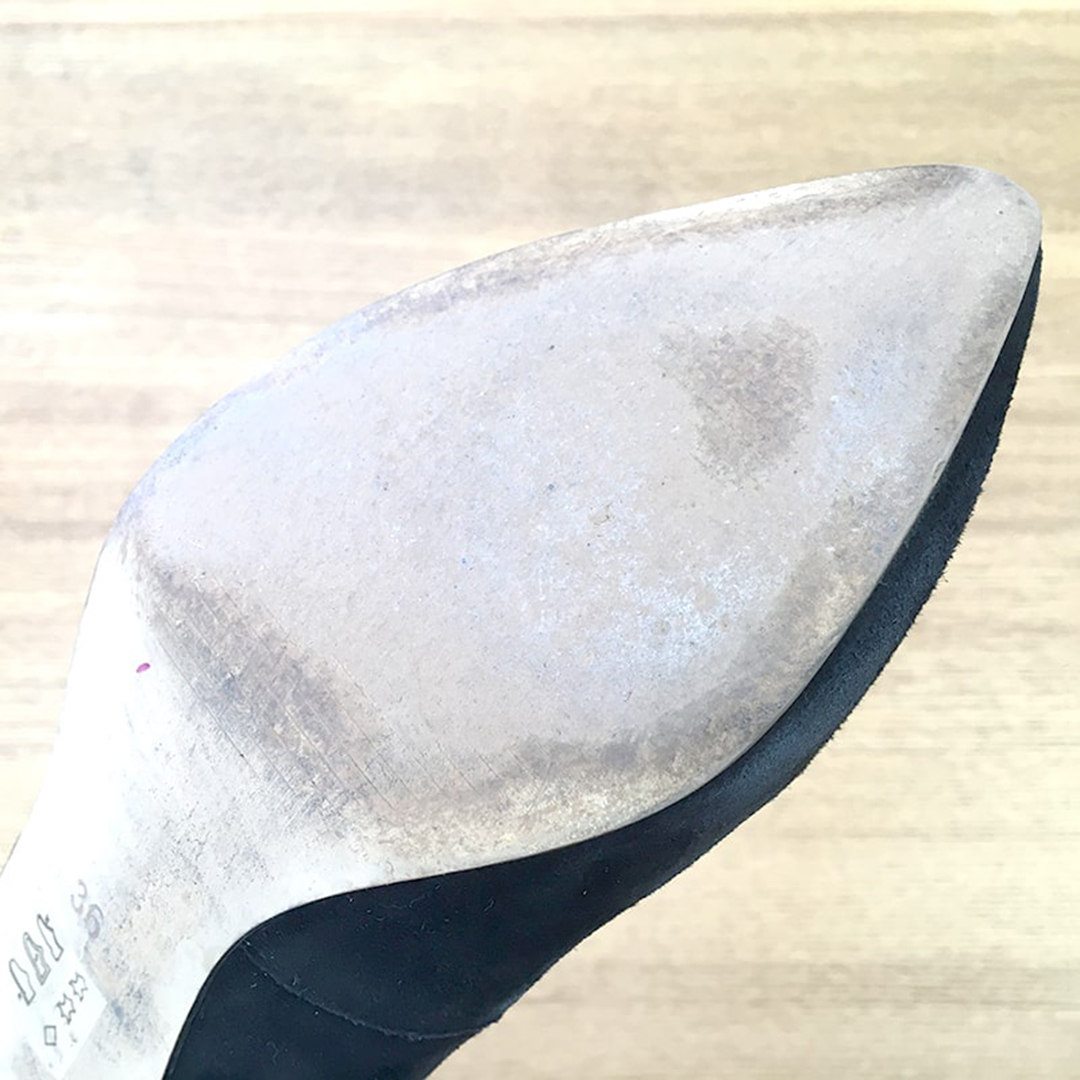 東京の工房で行う、革靴のハーフソール修理。初心者の履きおろし前にもおすすめの、靴底を摩耗から守るゴム貼り前後です。グリップ力とクッション性が向上し、本底を保護。大切な一足を永く愛用するための、職人による丁寧な補強工程です。