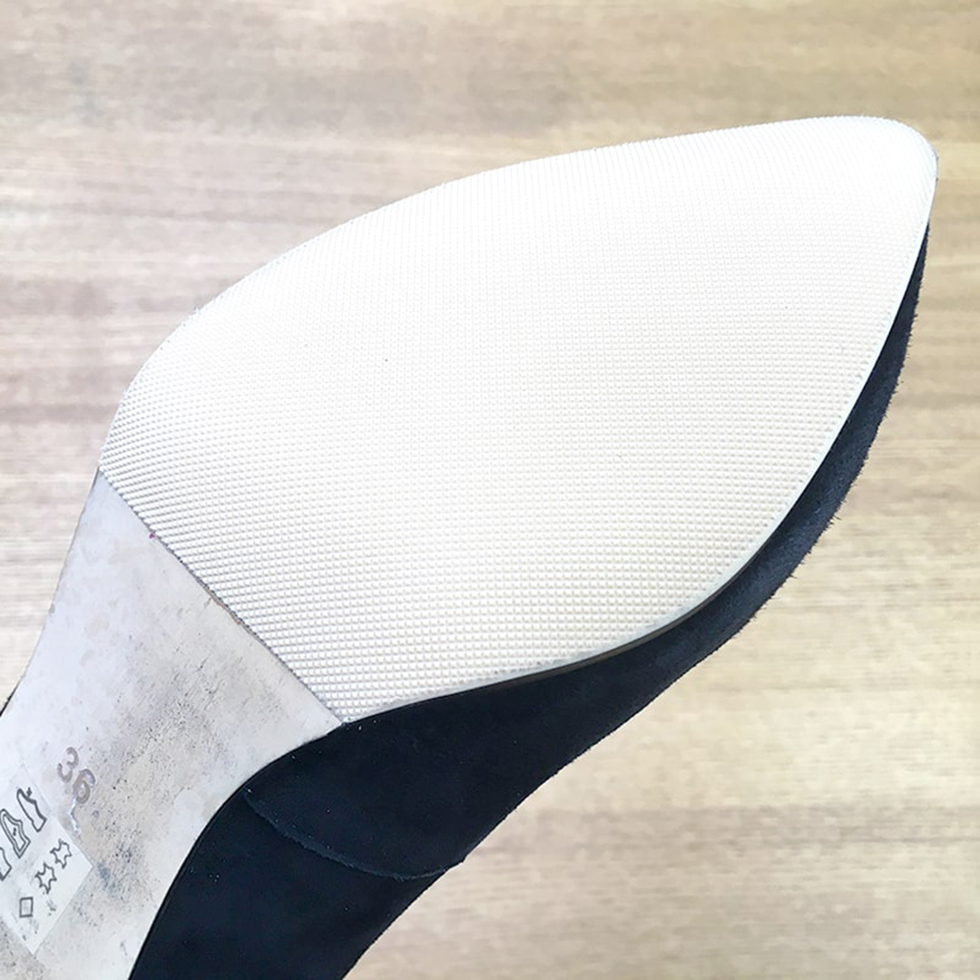 東京の工房で行う、革靴のハーフソール修理。初心者の履きおろし前にもおすすめの、靴底を摩耗から守るゴム貼り前後です。グリップ力とクッション性が向上し、本底を保護。大切な一足を永く愛用するための、職人による丁寧な補強工程です。